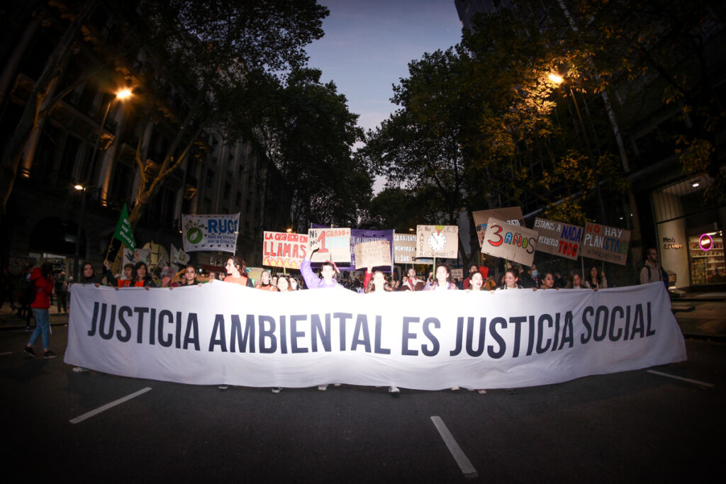 Organizaciones ambientalistas marchan en CABA. La consigna de su bandera es "Justicia ambiental es Justicia Social"