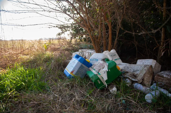 Actualmente existe una ley de envases vacíos en la Provincia que no se respeta, lo que hace que se arrojen residuos químicos por cualquier lugar.