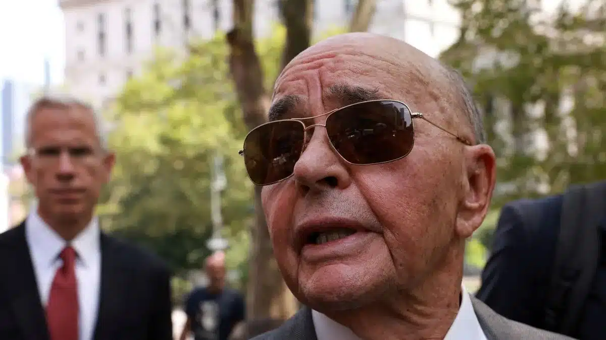 Lewis mantiene una represa con un guiño de Milei