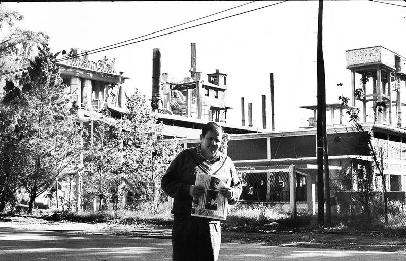 Hombre con diario en la mano.